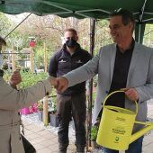 Verkehrsberuhigung: Hobbygärtner bepflanzen in Fußach Blumentröge