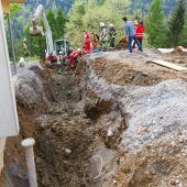 Arbeiter steckte bis zum Hals im Graben fest