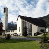 Betonglasfenster und Eingang der Pfarrkirche müssen saniert werden