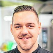 Lachsforellenfilet an Wildkräutersalat