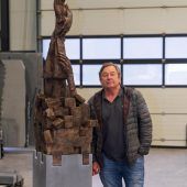 Beeindruckendes Mahnmal gegen Gewalt von Künstler Udo Rabensteiner. »A7