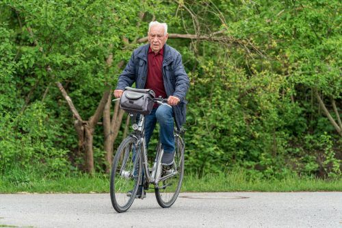 Severin Sigg besitzt zwar auch ein E-Bike, am liebsten ist er aber immer noch mit seinem ganz normalen Drahtesel unterwegs.