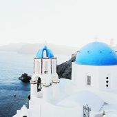 Blaue Dächer und weiße Häuser