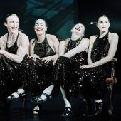 Ibiza und Antike, am Landestheater geht sich beides aus. »D6
