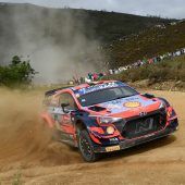 Tänak führt, Neuville schied aus