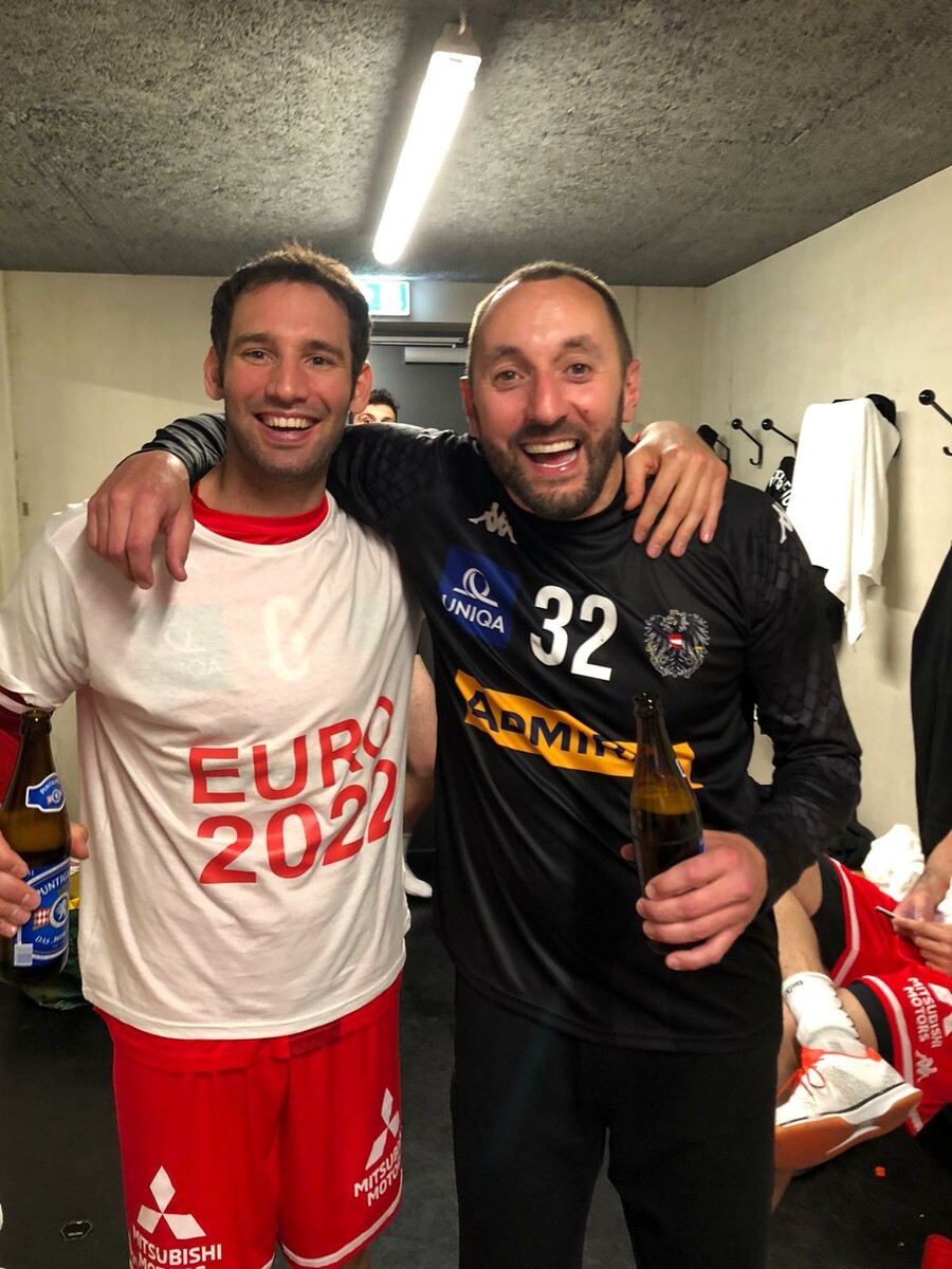 Schmid mit Golub Doknic nach seinem letzten Länderspiel.⇒Privat