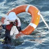 Retter von Baby aus Mittelmeer als Held gefeiert