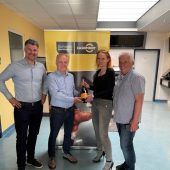 Klassenerhalt mit einer Flasche Champagner begossen