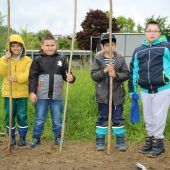 Viertklässler in ihrem Gartenrevier