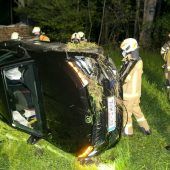 Mit Auto über die Böschung gestürzt