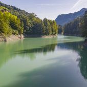Ein Stausee wird abgesenkt