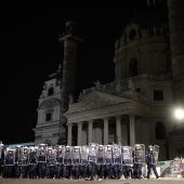 Coronaparty: 13 Stunden Platzverbot vor Wiener Karlskirche