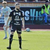 Deniz Mujic legt das rote Trikot ab