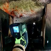 Frau setzt Küche mit Pommesöl in Brand