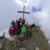 Junge Alpinisten besteigen Zimba
