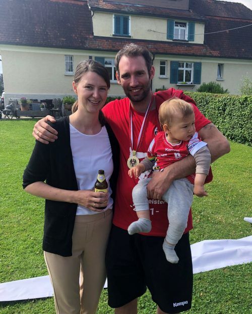 Kapitän Dominik Schmid wurde von Gattin Ines und Sohn Jonah empfangen.
