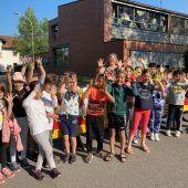 Bunte Straßenkunst vor der Volksschule Hasenfeld