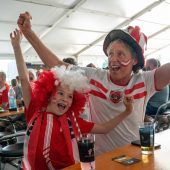 Vom Fußball in den Menschenmassen