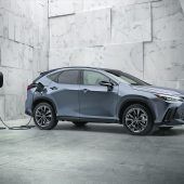 Lexus erstmals auch mit Stecker