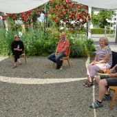 Philosophische Runde im Rosengarten