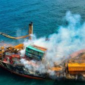Mit Chemikalien und Mikroplastik beladenes Schiff sinkt vor Sri Lanka
