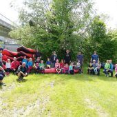 Väter und Kinder in einem Boot