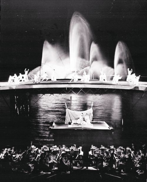 „1001 Nacht“ von Ernst Reiterer nach Motiven von Johann Strauss (Sohn) wurde 1959 auf der Seebühne dargeboten.
Vorarlberger Landesbibliothek (www.vorarlberg.at/volare); Sammlung Risch-Lau; VN-ARCHIV