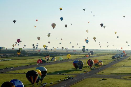320 Heißluftballons steigen beim 17. Internationalen Heißluftballontreffen im nordostfranzöischen Hageville gleichzeitig in den Himmel. AFP