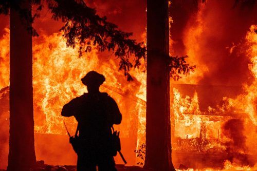 Allein in Kalifornien gab in diesem Jahr bislang schon 730 Feuer mehr als 2020. ap