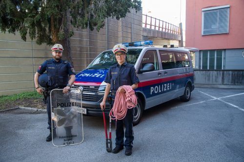 Alles unter Dach und Fach: Bettina Lumetzberger und Aaron Boss (PI Bregenz) präsentieren ihr Allzweckfahrzeug. Vn/steurer