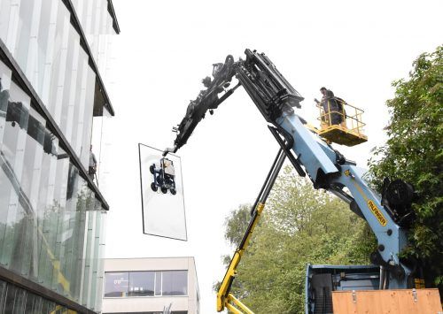 An der Mittelschule Mäder wurden vier Isolierglasscheiben ausgetauscht. Gemeinde