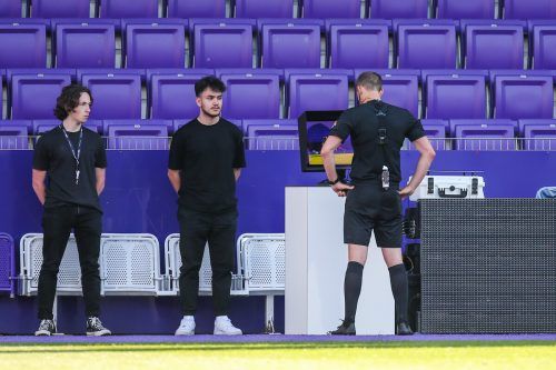 An dieses Bild werden sich die österreichischen Fußballfans gewöhnen müssen: Der Schiedsrichter überprüft im Stadion eine Spielszene. gepa