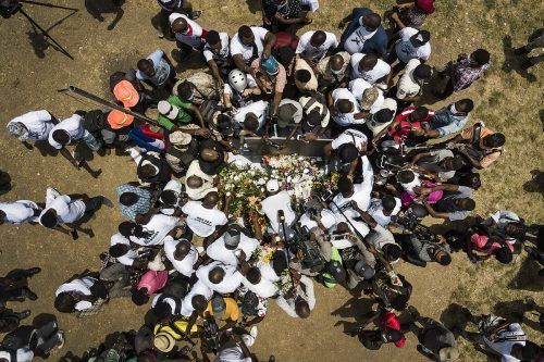 Anhänger von Jovenel Moïse legen in Port-au-Prince Blumen, Kerzen und andere Andenken für den ermordeten Präsidenten Haitis nieder. AP