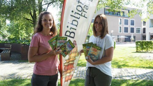 Anna Egger und Johanna Kieber laden zum Lesen im Park ein. Heilmann