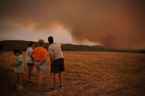 Anwohner beobachten einen Waldbrand in Tarragona in Katalonien, Spanien. Das Feuer breitete sich zuletzt weiter aus. AP