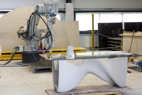 Auch der Tisch kommt aus dem 3D-Drucker.