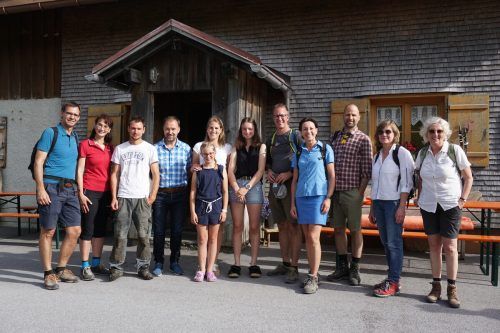 Auf den jeweiligen Alpen wurden die Regierungsmitglieder von Bürgermeistern und Alpverantwortlichen begrüßt. Die Alpe Körb wird von Familie Plankel aus Au bewirtschaftet. VLK