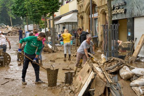 Aufräumarbeiten in Bad Neuenahr. Viele der schrecklichen Katastrophen-Erlebnisse werden oft erst verarbeitet, wenn der Einsatz vorbei ist. dpa