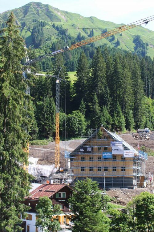 Beim ersten Haus des Projekts Berghaus Schröcken konnte nach rekordverdächtiger Bauzeit schon die Dachgleiche gefeiert werden.