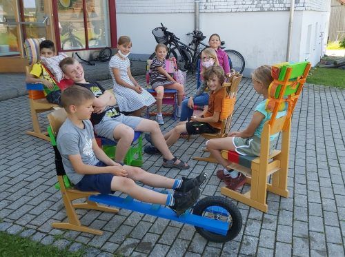 Beim Probesitzen zeigten sich Sibratsgfäller Kinder von ihren Kreationen begeistert.