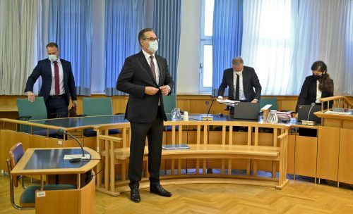Beim zweiten Prozesstag wurde deutlich, wie Strache für den Klinikbesitzer Grubmüller interveniert hatte. Beide streiten alles ab. APA