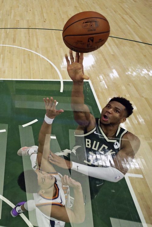 Bucks Giannis Antetokounmpo fliegt über Suns-Kontrahent Devin Booker. ap