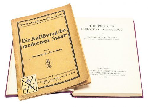 Bücher von Moritz Julius Bonn: „The Crisis of European Democracy“, 1925, und „Die Auflösung des modernen Staates“, 1921. JMH