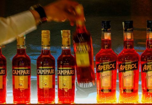 Campari, Aperol und Co sind nach den Lockdowns weltweit gefragt wie nie. Reuters
