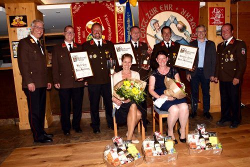 Carmen Bitschnau und Katrin Stemer sowie Vizekommandant Philipp Neyer, Martin Lerch, Gerd Vogt, Sebastian Stemer und Vizebgm. Norbert Haumer.