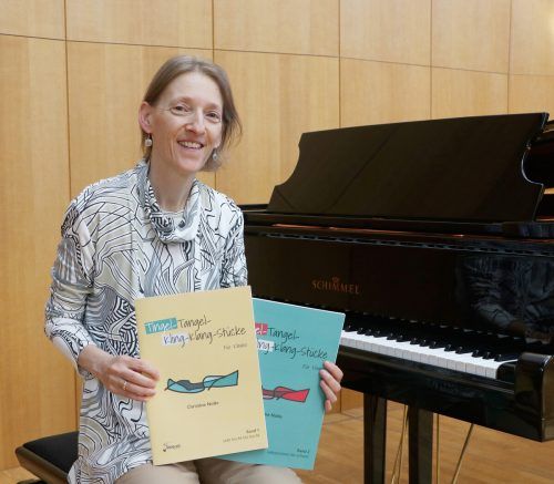 Christine Nolte mit ihren kürzlich erschienenen Klavierheften „Tingel-Tangel-Kling-Klang-Stücke“. Musikschule/Greiner