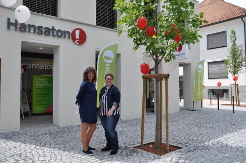 Cora Salzger-Schindelwig und Marina Schobel freuen sich über die neuen modernen Geschäftsräume. Gde