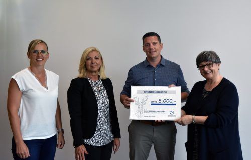 Corinna Kühschweiger, Cornelia Lang und Jody Forster bei der Spendenübergabe an Beatrix Berthold (Hospiz für Kinder). Hirschmann Automotive