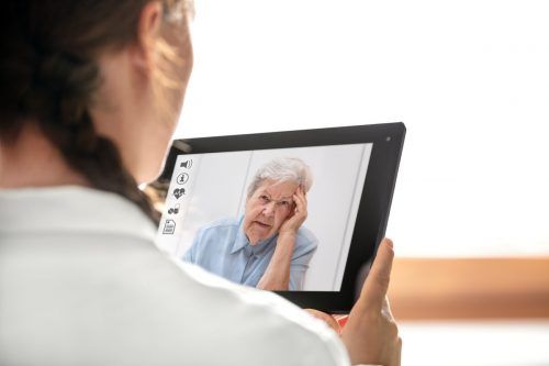 Coronabedingt fielen persönliche Gespräche lange Zeit aus. Da waren elektronische Medien oft das einzige Hilfsmittel, um Unterstützung leisten zu können. Adobe