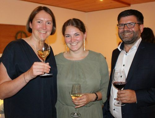 Daniela und Gerhard Beer freuen sich mit Tochter Leonie, die die gleiche Schule absolvierte wie ihre Mutter.